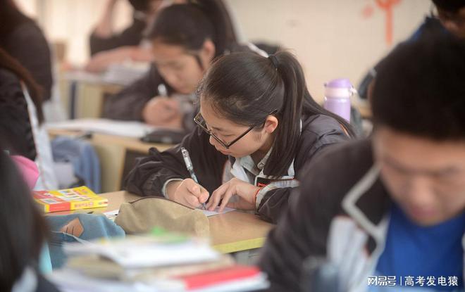 开元体育官网入口文科女生学什么专业就业前景好 适合女孩子报考的四大专业？(图2)