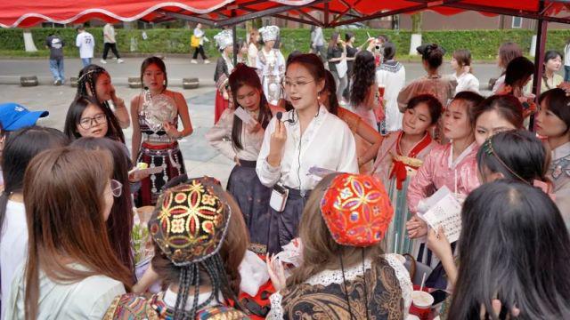 开元体育成都外国语学院怎么样？好不好？丰富多彩的实践多途径学习！(图2)