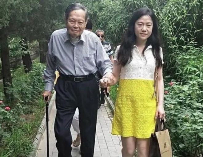 开元体育官网翁帆：杨先生不“精”他很傻留别墅给自己是因为我们真的没钱(图1)